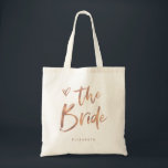 Casual Script | Chic Rose Gold Bridge Tragetasche<br><div class="desc">Diese stilvolle und schicke Geschenktasche aus Brautparty bietet moderne,  lässige Imitate Rose Goldskripttypografie,  die "Bride" sagt,  und ein trendiges,  mit Schreib verkleidetes Herz,  mit ihrem Namen in einem fett gedruckten Text. Das perfekte Geschenk für die neue Braut.</div>