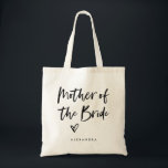 Casual Script | Chic Simple Mother of the Bride Tragetasche<br><div class="desc">Diese stilvolle und schicke Geschenktasche aus Brautparty besticht durch eine moderne,  lässige Typografie mit schwarzer Schrift,  in der "Mutter der Braut" steht,  sowie durch ein trendiges,  mit einem Schreib versehenes Herz,  das ihren Namen in einem fett gedruckten Text trägt. Das perfekte Hochzeitsgeschenk für Ihre gesamte Hochzeitsfeier.</div>