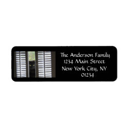 Cat Behind Shutters Schwarzweiß-Rücksendeadresse