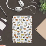Cat Face Doodle Muster iPad Pro Cover<br><div class="desc">Eine Sammlung von lustigen Katzengesichtsdoodles, mit Fell gefärbt in einzigartigen Tönen und Markierungen und in einem wiederholbaren Muster angeordnet. Diese Katzengesichter wurden ursprünglich mit Stift & Stift handgezeichnet und dann in ein Vektorformat für großformatige Drucke übertragen.</div>