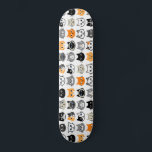Cat Faces | Niedliche, lustige und annoyed Katzen Skateboard<br><div class="desc">Fun Cat Zeichnungen einschließlich langhaariger und kurzhaariger,  domestizierter Kätzchen. Siam,  schwarze Katzen,  Schnurrkatze,  Kalico,  gestreifte graue und weiße Katzen und Tabbattchen. Ein cooles,  gemustertes Skateboard,  das den Skatern ein perfektes Geschenk macht.</div>