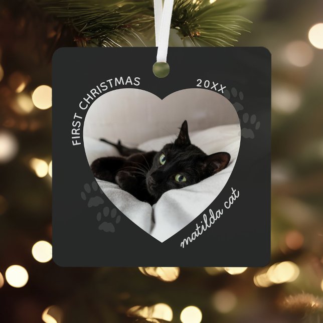 Cat First Christmas Pet Foto Ornament Aus Metall (Upload your cat photo to this cute heart frame First Christmas ornament. Purrfect!)