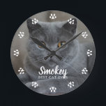 Cat Foto Personalisiert Runde Wanduhr<br><div class="desc">Katzen verließ Pfotendrucke in deinem Herzen. Zeigen Sie Ihr Lieblingskatzen-Foto mit dieser personalisierten Uhr,  die perfekt für die beste Katzenjacke-Mama/den besten Vater der Welt geeignet ist.</div>