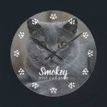 Cat Foto Personalisiert Runde Wanduhr<br><div class="desc">Katzen verließ Pfotendrucke in deinem Herzen. Zeigen Sie Ihr Lieblingskatzen-Foto mit dieser personalisierten Uhr,  die perfekt für die beste Katzenjacke-Mama/den besten Vater der Welt geeignet ist.</div>