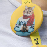 Cat Fotograf in Vintag Sweater Quirky Button<br><div class="desc">Zieh dir diesen coolen und undurchsichtigen Knopf in den Tag. Es zeigt eine Collage-Stil-Abbildung einer Katze in einem Retro-Stil Pullover gekleidet und hält eine Vintage Kamera.</div>