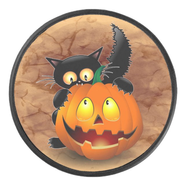 Cat Fun Halloween Charakter beißt einen Kürbis Eishockey Puck (Vorderseite)