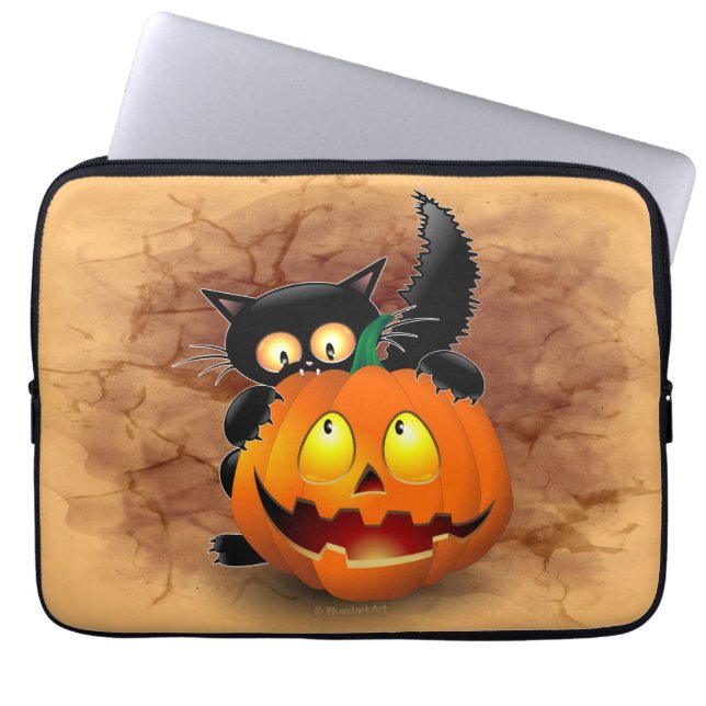 Cat Fun Halloween Charakter beißt einen Kürbis Laptopschutzhülle (Vorderseite)