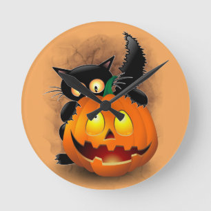 Cat Fun Halloween Charakter beißt einen Kürbis Runde Wanduhr