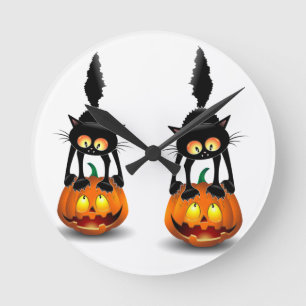 Cat Halloween erschreckter Cartoon auf Kürbiskröte Runde Wanduhr