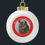 Cat Kitten First Christmas Foto Keramik Kugel-Ornament<br><div class="desc">Cat Kitten Weihnachts-Weihnachtsschmuck mit dem Foto Ihres Haustiers,  ihrem Namen und Jahr feiern sie ihr erstes Weihnachtsfest. Herz- und Pfotendruck machen ihn zu einem klassischen Sake Cat Ornament roten Hintergrund.</div>
