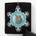 Cat Kitten First Christmas Foto Schneeflocken Zinn-Ornament<br><div class="desc">Cat Kitten Erstes Weihnachtsfest Foto Schneeflocke Weihnachtsschmuck mit Foto Ihres Haustieres,  ihren Namen und das Jahr feiern sie ihre allerersten Weihnachten. Herz- und Pfotendruck machen ihn zu einem klassischen Sake Cat Ornament blauen Hintergrund.</div>