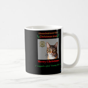 Cat klopft über den Weihnachtsbaum Kaffeetasse