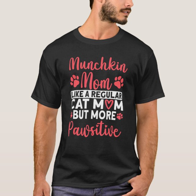 Cat Mama, aber mehr Pawsitive Munchkin Cat Mama T-Shirt (Vorderseite)