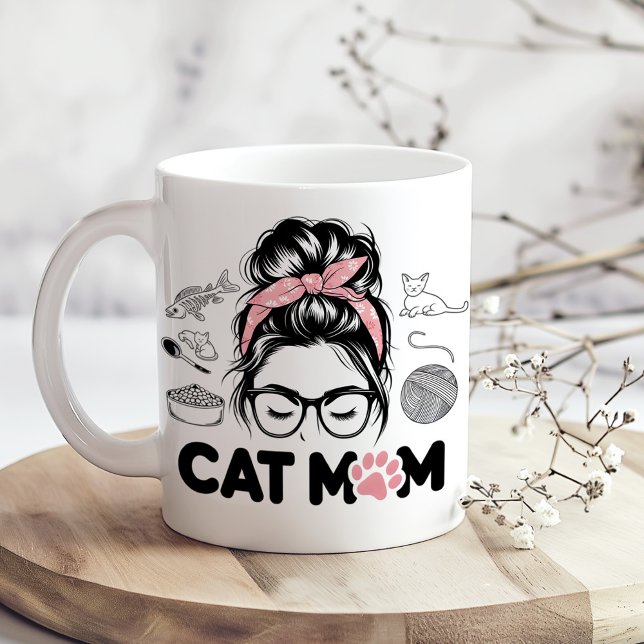 "Cat Mom" Funny Cute Cat Lover Women Kaffeetasse ("Cat Mom" Funny Cute Cat Lover Women Coffee Mugon a sunny boho kitchen table with tiny dry flowers)