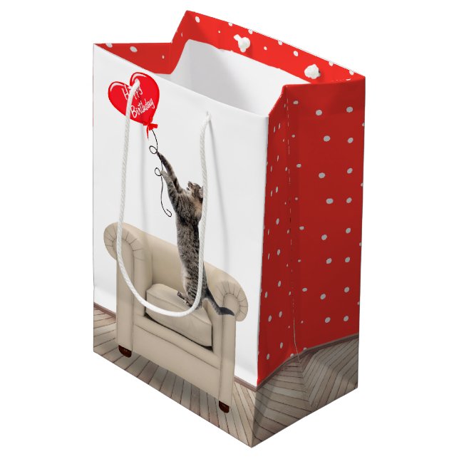 Cat On Sessellift mit Birthday Herzballon Mittlere Geschenktüte (Vorderseite Schrägansicht)