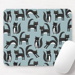 Cat Pattern Blau Mousepad<br><div class="desc">Niedliche schwarz-weiße Tuxedokatzen, die ihr Geschäft machen. Ein lustiges Muster auf einem aquamarinen Hintergrund, ideal für Tiere und Haustiere. Katzen Liebe eine Maus. Originelle Kunst von Nic Squirrell.</div>