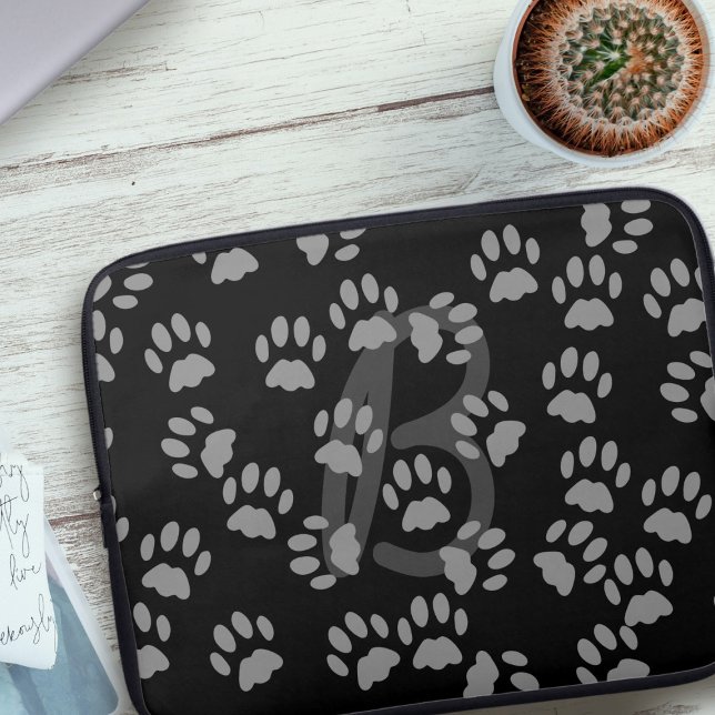 Cat Paw Print Pattern Mit Monogramm Schwarz und Gr Laptopschutzhülle (Cat Paw Print Pattern Monogrammed Black and Gray Laptop Sleeve just for you)