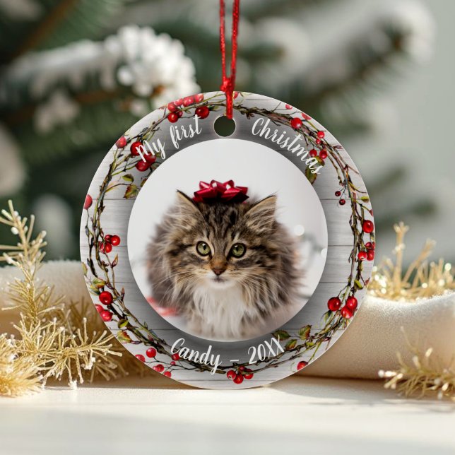 Cat Pet First Christmas Foto Red Berry Wreath Keramik Ornament (Von Creator hochgeladen)