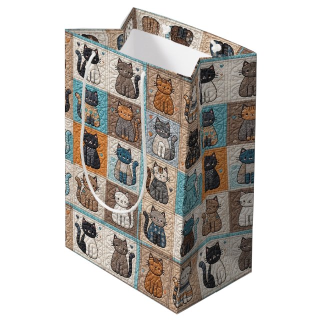 Cat Quilt Design Mittlere Geschenktüte (Rückseite Schrägansicht)
