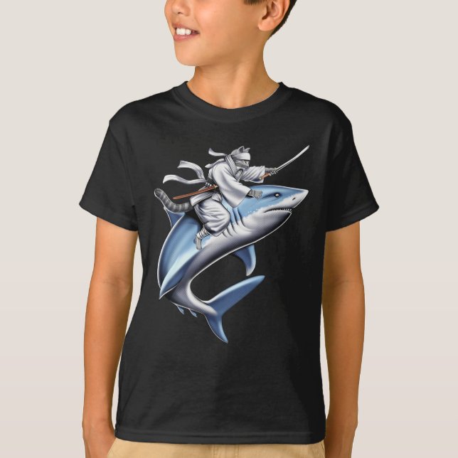Cat Samurai Ninja Riding Shark T-Shirt (Vorderseite)