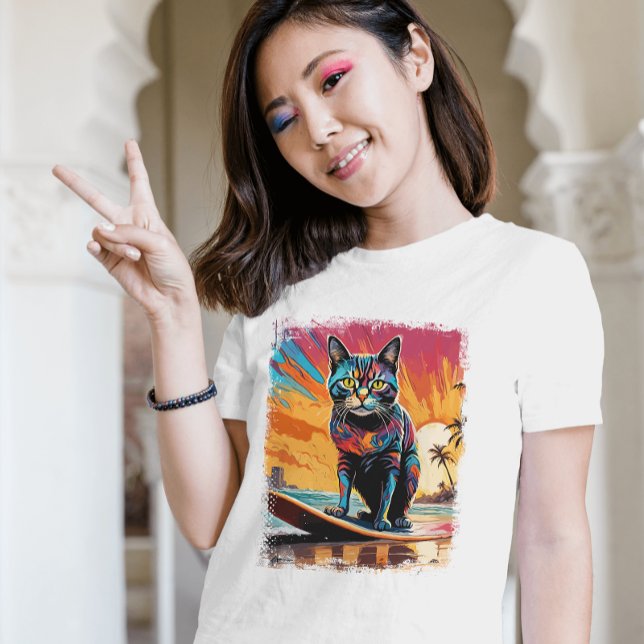 Cat Surfing Niedliche Farbige Comic Illustration T-Shirt (Funny Cat Surfing in the Summer)