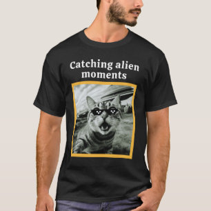 Cat take selfie meme ufo"Cat ching Alien Momente T-Shirt