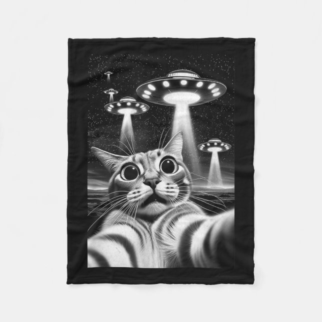 Cat Ufo _ Funny Invasion Meme Retro Alien Cat Ufo Fleecedecke (Vorderseite)