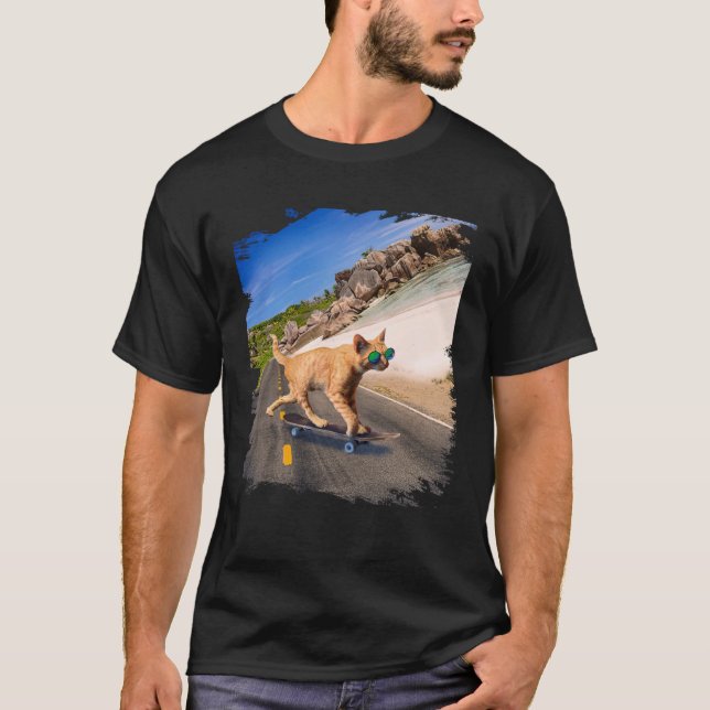 Cat with sunglasses on skateboard on the beach T-Shirt (Vorderseite)