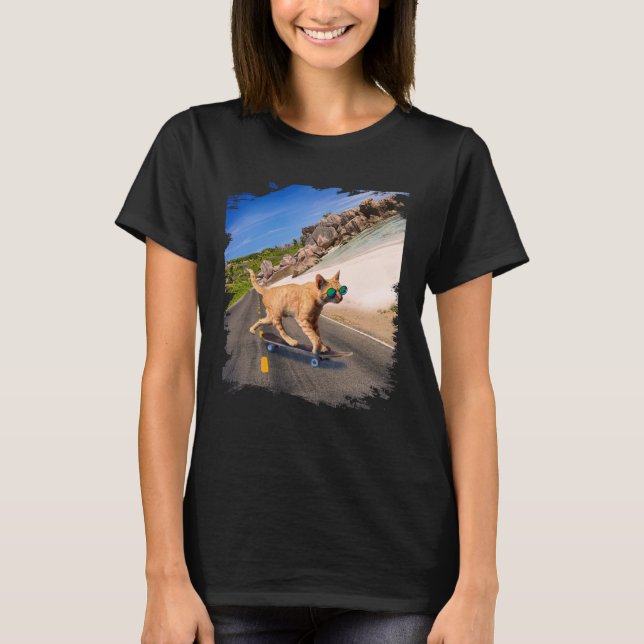 Cat with sunglasses on skateboard on the beach T-Shirt (Vorderseite)