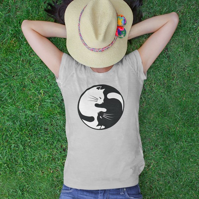 Cat Yin und Yang Black und White T-Shirt (Von Creator hochgeladen)
