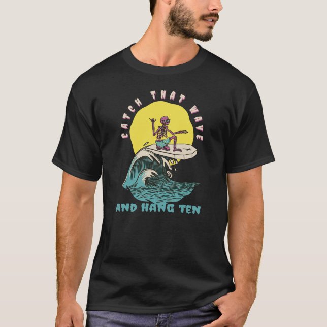 Catch That Wave & Hang Ten Retro Surfer Present  1 T-Shirt (Vorderseite)