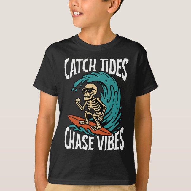 Catch Tides Chase Vibes Skeleton Surfer Beach  T-Shirt (Vorderseite)