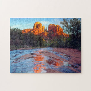 Cathedral Rock spiegelt sich bei Sonnenuntergang i