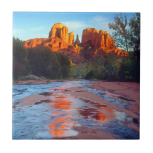 Cathedral Rock spiegelt sich bei Sonnenuntergang i Fliese