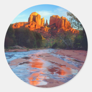 Cathedral Rock spiegelt sich bei Sonnenuntergang i Runder Aufkleber