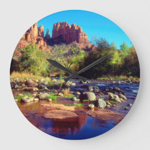 Cathedral Rock spiegelt sich in Oak Creek Große Wanduhr