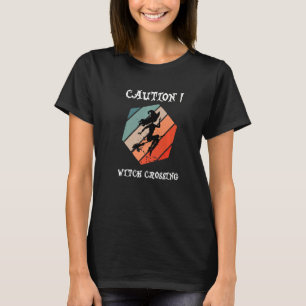 Caution Hexe Crossing Halloween 2022 Sprichwort T-Shirt