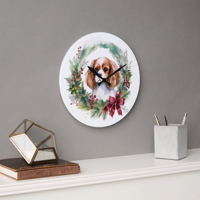Cavalier King Christmas Wreath Festivals Große Wanduhr (Büro)