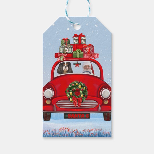 Cavalier King Dog in Auto mit dem Weihnachtsmann Geschenkanhänger (Vorderseite)