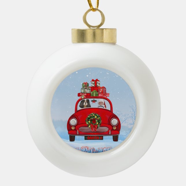 Cavalier King Dog in Auto mit dem Weihnachtsmann Keramik Kugel-Ornament (Vorderseite)