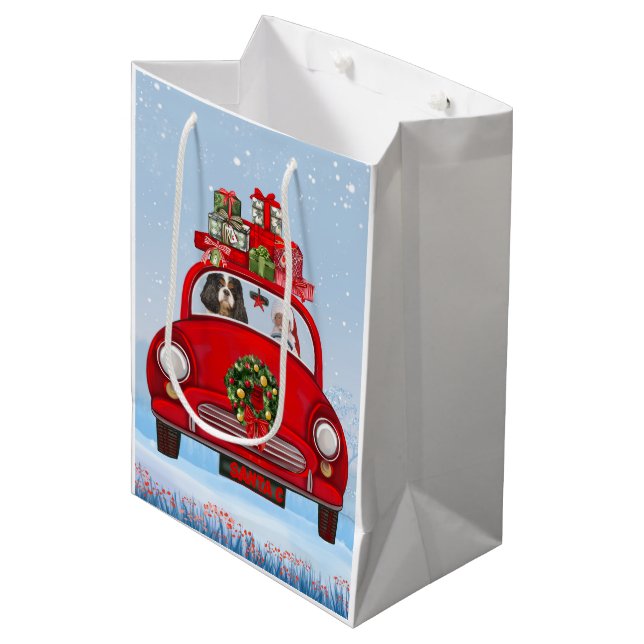 Cavalier King Dog in Auto mit dem Weihnachtsmann Mittlere Geschenktüte (Vorderseite Schrägansicht)
