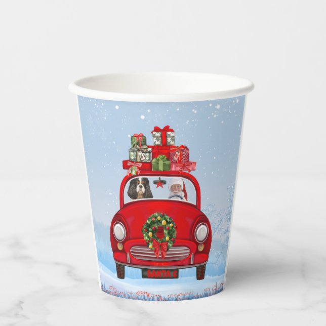 Cavalier King Dog in Auto mit dem Weihnachtsmann Pappbecher (Vorderseite)