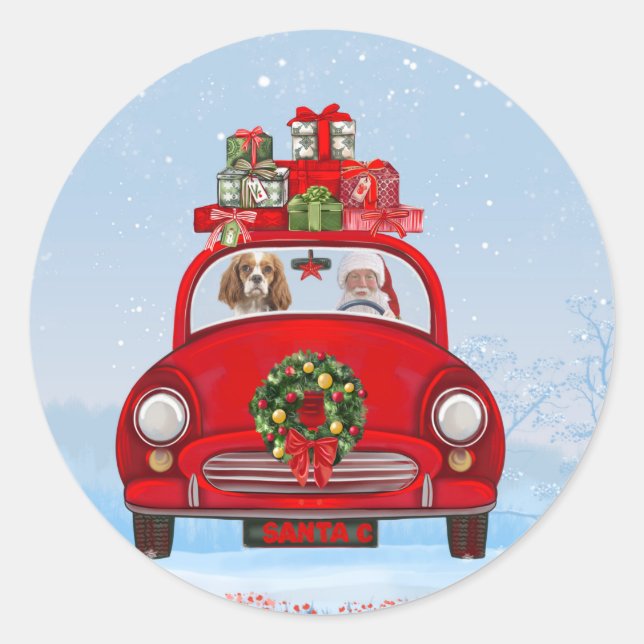 Cavalier King Dog in Auto mit dem Weihnachtsmann Runder Aufkleber (Vorderseite)