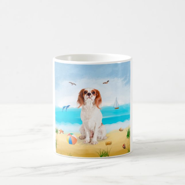 Cavalier King Dog on Beach Kaffeetasse (Mittel)