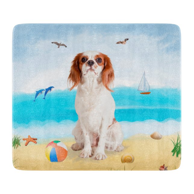 Cavalier King Dog on Beach Schneidebrett (Vorderseite)