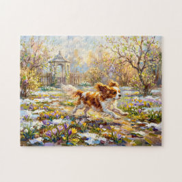 Cavalier Spaniel im blühenden Frühlingsgarten