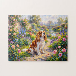 Cavalier Spaniel im Sommergarten am Teich