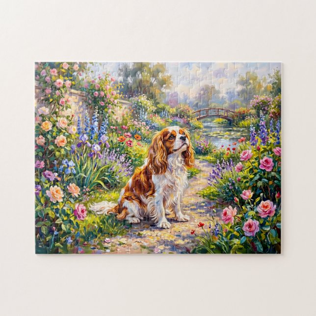 Cavalier Spaniel im Sommergarten am Teich (Horizontal)
