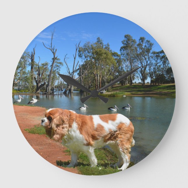 Cavalier Spaniel und Pelikane, Große Wanduhr (Vorderseite)