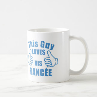 Ce type aime le GIF de son de fiancée de tasse